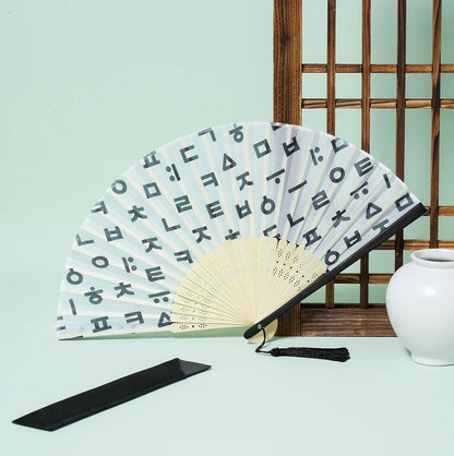Abanico Plegable de Bambú con Diseño Hangul